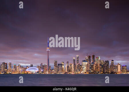 Kanada, Ontario, Toronto Harbourfront, CN Tower, Rogers Centre, und Skyline von den Olympischen Insel, Dämmerung Stockfoto