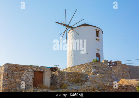 Traditionelle Windmühle auf San Georgio Hügel in Ano Syros, Kykladen, Griechenland. Es gibt verschiedene traditionelle Windmühlen in der Landschaft verstreut Stockfoto