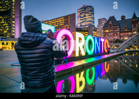 Kanada, Ontario, Toronto, Toronto Anmelden Nathan Phillips Square mit der City Hall, Dämmerung Stockfoto