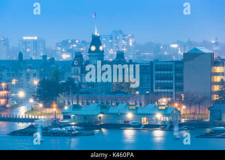 Kanada, Ontario, Thousand Islands Region, Kingston, erhöhten Blick auf die Stadt, Dämmerung Stockfoto