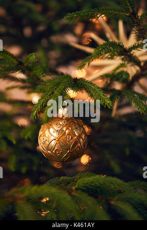 Weihnachtskugel am Baum, noch Leben Weihnachten Stockfoto