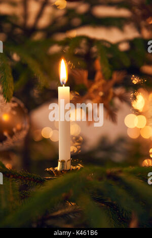 Weihnachtsbaum mit brennenden Kerze, noch Leben Weihnachten Stockfoto