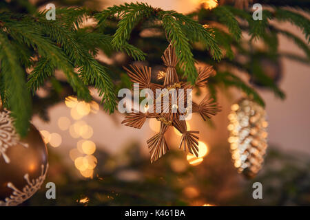 Weihnachtsbaum mit Dekorationen, noch Leben Weihnachten Stockfoto