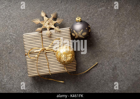 Weihnachtspakete und Dekoration, noch Leben Weihnachten Stockfoto