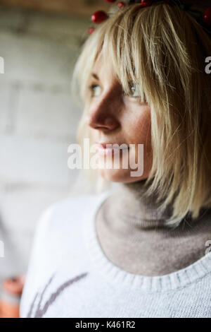 Blonde Frau, Kopfschmuck, Girlande mit Hagebutten, Porträt, Seitenansicht, detail, Stockfoto