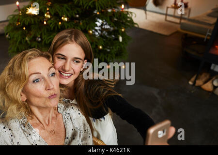 Mutter und Tochter vor Weihnachtsbaum, Heiligabend Stockfoto