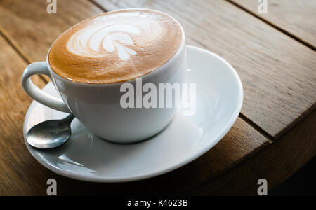 Nahaufnahme des Barista Kaffee mit Milchschaum Kunst Stockfoto