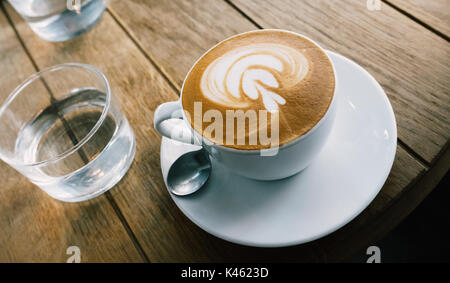 Nahaufnahme des Barista Kaffee mit Milchschaum Kunst Stockfoto