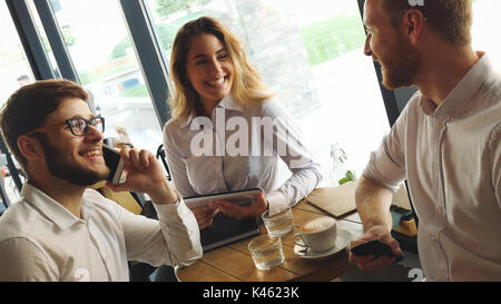 Junge Geschäftsleute in einer Kaffeepause Stockfoto