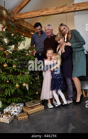 Familie mit Kindern und Großeltern vor Weihnachtsbaum, Heiligabend Stockfoto