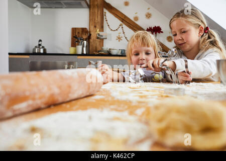 Mädchen backen Weihnachtsplätzchen, Porträt, Stockfoto