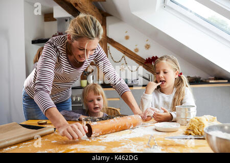 Mutter und Töchter backen Weihnachtsplätzchen, Stockfoto