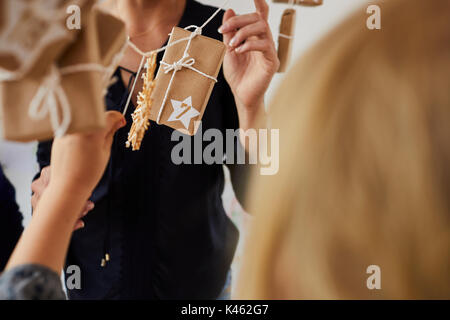 Mutter und Tochter mit Adventskalender, Detail, Blur, Stockfoto