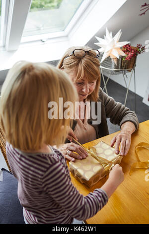 Großmutter und Enkelin Verpackung Weihnachtsgeschenke Stockfoto