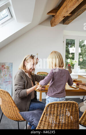 Großmutter und Enkelin Verpackung Weihnachtsgeschenke Stockfoto