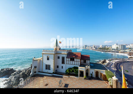 Weitwinkelansicht Wulff Schloss mit dem Pazifischen Ozean und Vina del Mar, Chile im Hintergrund Stockfoto