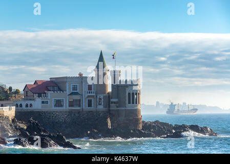 Wulff Schloss und ein Tanker Schiff in Vina del Mar, Chile Stockfoto