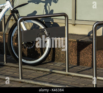 Ein Fahrrad parken auf dem Parkplatz gegen eine Wand. Stockfoto