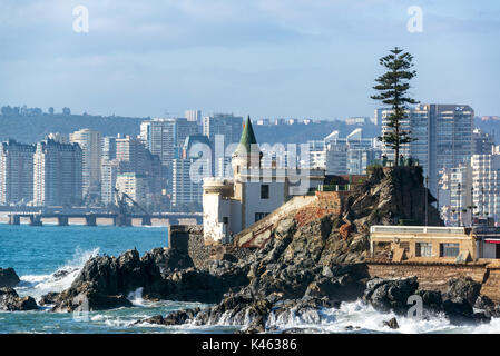 Anzeigen von Wulff Schloss mit Apartment Gebäude im Hintergrund in Vina del Mar, Chile Stockfoto