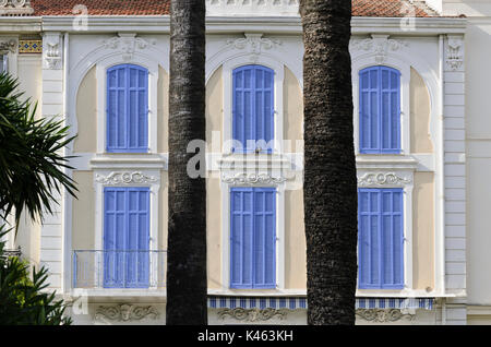 Haus mit blauen Fensterläden, Cannes, Frankreich Stockfoto