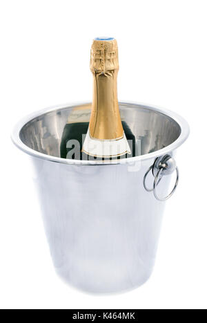 Metal Ice Bucket vor weißem Hintergrund Stockfoto
