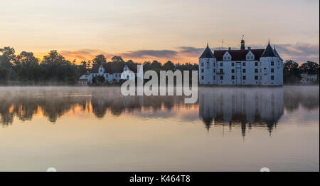 Glucksburg Wasser schloss in der Morgendämmerung, Deutschland Stockfoto