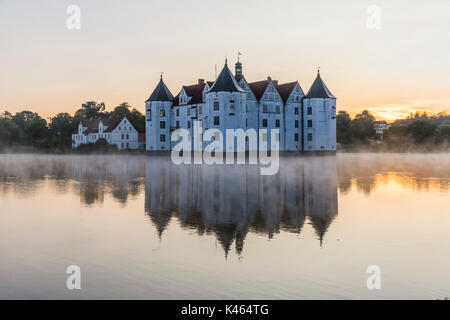 Glucksburg Wasser schloss in der Morgendämmerung, Deutschland Stockfoto