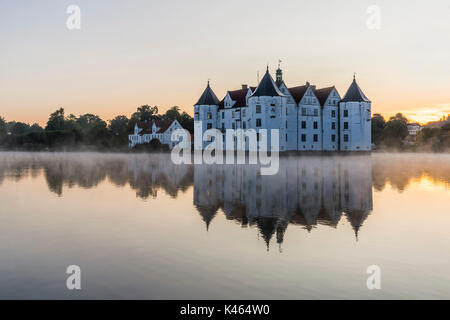 Glucksburg Wasser schloss in der Morgendämmerung, Deutschland Stockfoto