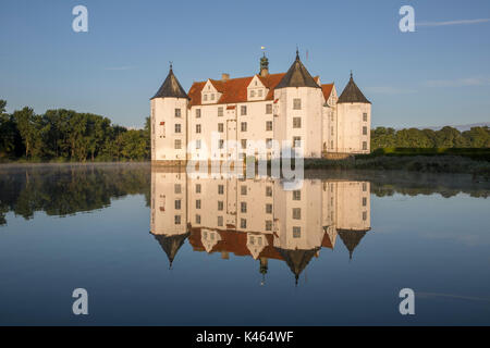 Glucksburg Wasser schloss in der Morgendämmerung, Deutschland Stockfoto