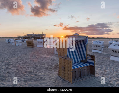 Traditionelle Strandkörbe oder mit Kapuze liegen in Nord Deutschland Stockfoto