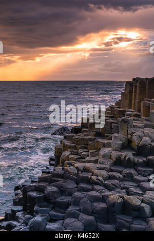 Der Giant's Causeway ist ein Gebiet von ca. 40.000 Verriegelung Basaltsäulen, die Ergebnis einer alten vulkanischen Eruption. Es ist in der Grafschaft Antri entfernt Stockfoto