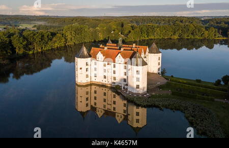 Luftaufnahme von Glucksburg Wasser schloss in der Morgendämmerung, Deutschland Stockfoto