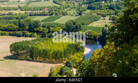 Hohe Betrachtungswinkel des Flusses Dordogne, vom Hilltop Stadt Bergerac im Südwesten Frankreichs gesehen Stockfoto