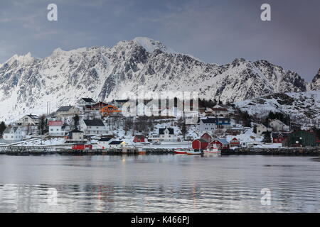 NE-stationen Blick auf Sonnenuntergang über der Bucht von Reinefjorden Reinevagen-und Fischereihafen in Andoya - Insel mounts Austervasstinden-Bukkskinntinden - Lilandstinden Stockfoto