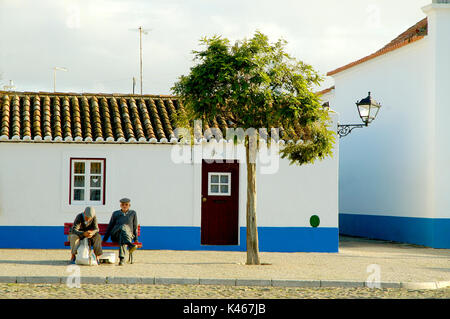 Das traditionelle Dorf Porto Covo mit weißen Häusern, Alentejo, Portugal Stockfoto