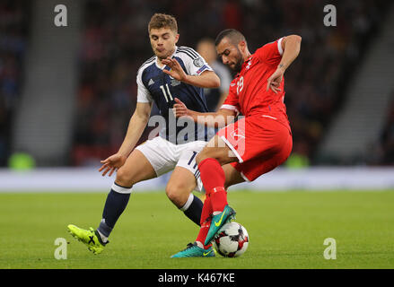 Schottlands James Forrest (links) und Malta's Joe Zerafa in Aktion während der 2018 FIFA World Cup qualifizieren, Gruppe F Spiel im Hampden Park, Glasgow. Stockfoto