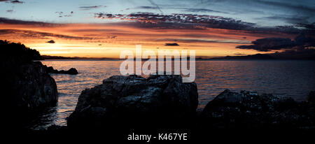 Schöne dramatische Panoramablick sonnenuntergang himmel landschaft von Felsen an der Pazifik Küste in Nanaimo, Vancouver Island, BC, Kanada. Stockfoto