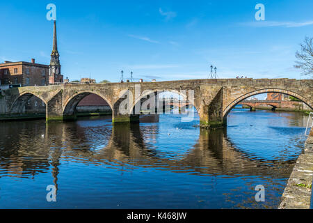 Ayr, Ayrshire, Schottland, 22. April 2017. Die alte Brücke von Ayr, oder Auld Brig, die jetzt eine Fußgängerbrücke über den Fluss Ayr. Stockfoto