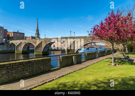 Ayr, Ayrshire, Schottland, 22. April 2017. Die alte Brücke von Ayr, oder Auld Brig, die jetzt eine Fußgängerbrücke über den Fluss Ayr, mit dem Fluss Stockfoto