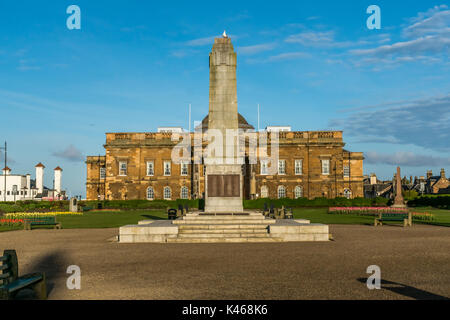 Ayr, Ayrshire, Schottland, 22. April 2017. Das Kriegerdenkmal steht in den Gärten vor Ayr Sherrif Gericht. Stockfoto