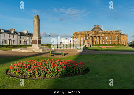 Ayr, Ayrshire, Schottland, 22. April 2017. Das Kriegerdenkmal steht in den Gärten vor Ayr Sherrif Gericht. Stockfoto