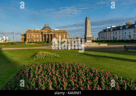 Ayr, Ayrshire, Schottland, 22. April 2017. Tulpen in Blüte und das Kriegerdenkmal in den Gärten vor Ayr Sherrif Gericht. Stockfoto