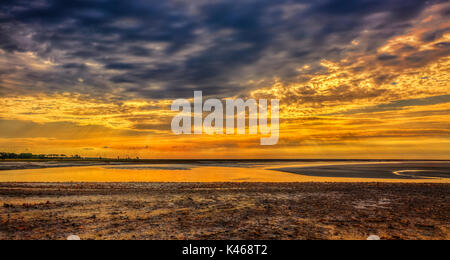 Wunderschöne farbenfrohe Sonnenuntergang an der Mündung des Flusses Couesnon in der Nähe des Klosters Mont Saint Michel. Stockfoto