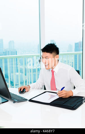 Asiatische broker Handel an der Börse im Büro damit Gewinn Stockfoto