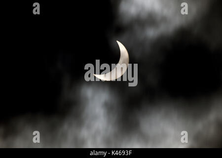 Partielle Sonnenfinsternis bei bewölktem Himmel. Flagstaff, Arizona 21. August 2017 Stockfoto