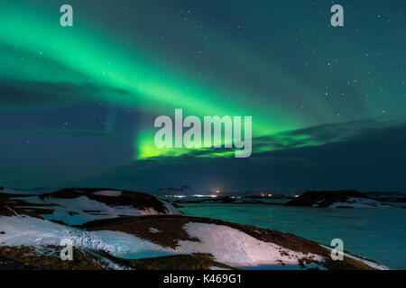 Nordlichter (Aurora Borealis) Über Dem See Myvatn, Island Stockfoto