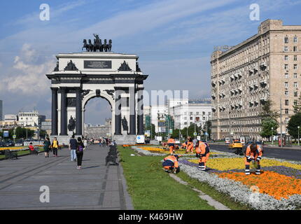 MOSKAU, RUSSLAND - 21. Juli 2017:Arbeiter, die Blumen im Triumphbogen in Moskau, Russland Pflanzen. Stockfoto