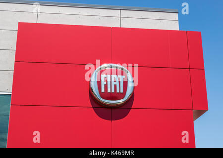 Indianapolis - ca. August 2017: Logo und Beschilderung von lokalen Fiat Händler. Fiat ist Teil des FCA und verkauft und beide 500 Abarth Fahrzeuge ICH Stockfoto