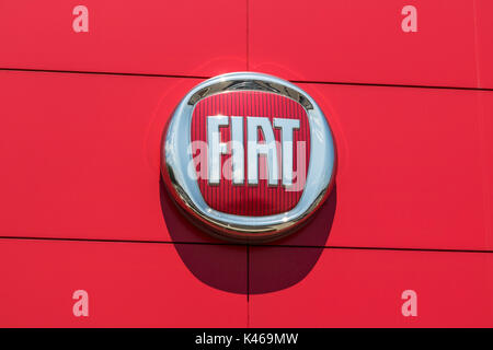 Indianapolis - ca. August 2017: Logo und Beschilderung von lokalen Fiat Händler. Fiat ist Teil des FCA und verkauft und beide 500 Abarth Fahrzeuge II. Stockfoto