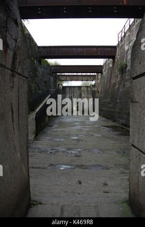 Konkrete Eingang zum ehemaligen Erz Bunkerat Landschaftspark Duisburg-Nord, Deutschland Stockfoto